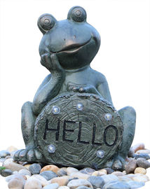 Porcellana Fontana viva del peso di destra di acqua della magnesia della rana verde della statua della rana delle fontane della statua del giardino fornitore