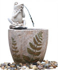 Porcellana Caratteristiche nude medie dell&#039;acqua del giardino della fontana della resina della rana/resina fabbrica