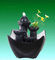 Fontane a pile a file nere del giardino della resina con il vaso di fiore fornitore