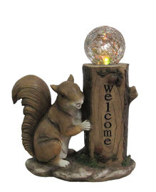 Porcellana Luce solare dello scoiattolo del giardino classico di benvenuto, luci solari animali all'aperto con la palla di vetro fornitore